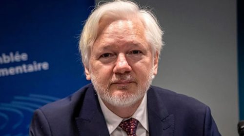 Assange dice que recuperó su libertad porque se declaró «culpable de periodismo»