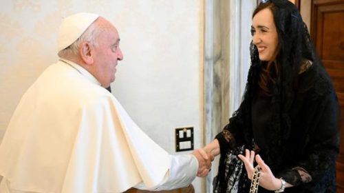 El papa Francisco recibió a Victoria Villarruel: “Todavía vivo y usted, ¿sobrevive?”, le dijo a la vicepresidenta El papa Francisco recibió a Victoria Villarruel: “Todavía vivo y usted, ¿sobrevive?”, le dijo a la vicepresidenta