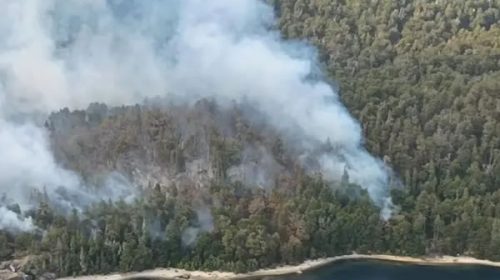 Incendios en Bariloche: trabajan casi 100 brigadistas para socavar el fuego