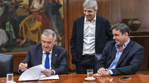 Hubo desfile de gobernadores para firmar con Caputo la adhesión al plan canje de deudas de la Nación