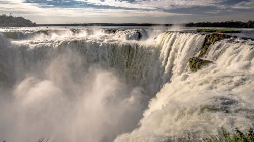 Crecida del río Iguazú: cerraron la Garganta del Diablo y otros circuitos de las Cataratas