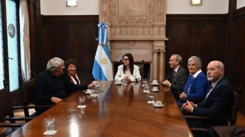 El Gobierno convocó a la mesa del salario mínimo docente para ver si puede frenar el paro