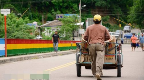 Los argentinos cruzan a Bolivia a comprar gaseosas, verduras, ropa, zapatillas y hasta neumáticos