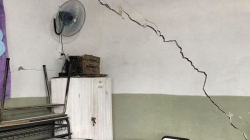 Escuela de San Jaime reclama urgente solución a problemas de infraestructura: alertan que “se está hundiendo”