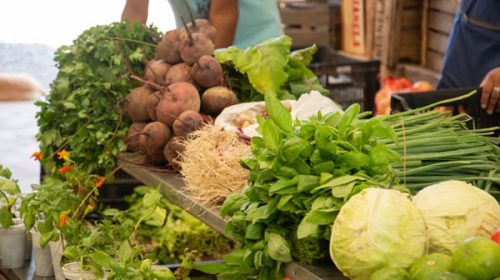 Productores de verduras y frutas salen a vender a bajos precios eliminando intermediarios
