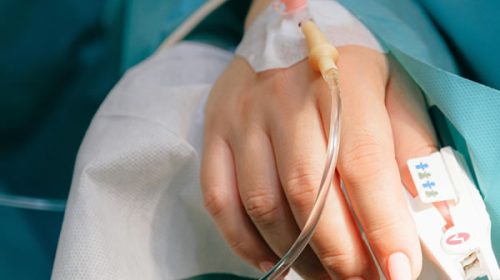 Clausuraron laboratorio: detectaron fallas graves en un suero para pacientes internados