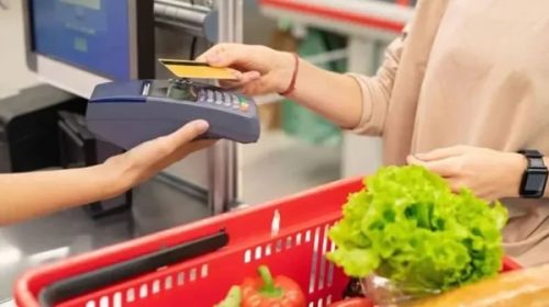 Casi la mitad de los argentinos usa tarjeta de crédito para comprar comida