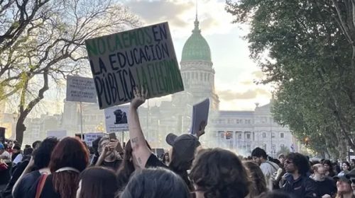 Jornada de movilizaciones: marchan universitarios, jubilados y trabajadores del Hospital Garrahan