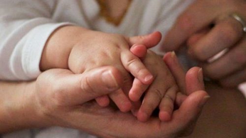 Podrían igualarse las licencias por nacimiento y por adopción para empleados públicos