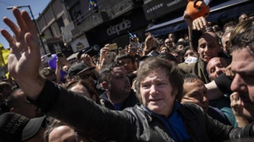Milei llega a Paraná para recuperar la mística del contacto con la gente con el lastre del efecto Espert