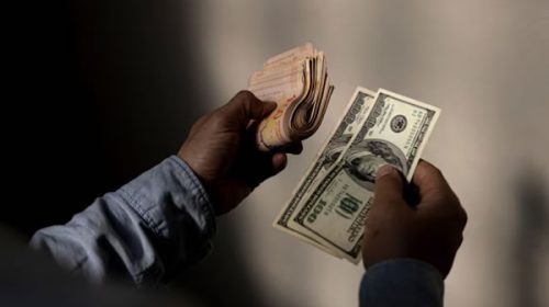 Argentina tiene el salario mínimo en dólares más bajo de la región