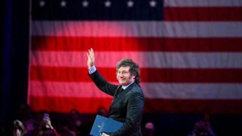 Milei le toma juramento a Manuel Adorni y emprende un nuevo viaje a Estados Unidos