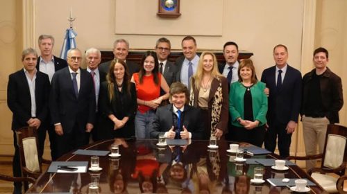 Milei busca equilibrio entre economía y política: doble reunión en Casa Rosada