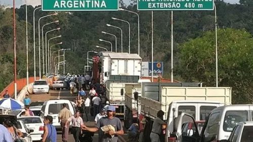 Miles de argentinos cruzan a Brasil y Paraguay para trabajar en el campo o en la construcción Miles de argentinos cruzan a Brasil y Paraguay para trabajar en el campo o en la construcción