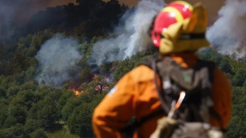 Incendio forestal en Junín de los Andes arrasó más de 400 hectáreas en pocas horas Incendio forestal en Junín de los Andes arrasó más de 400 hectáreas en pocas horas