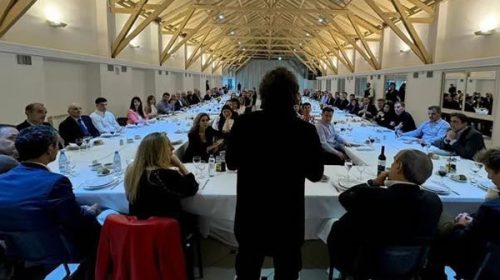 Milei volvió a invitar a los diputados y senadores «héroes» a un asado en Olivos