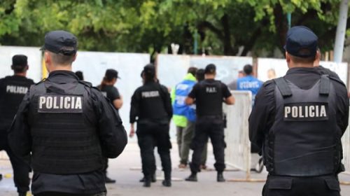Policías se acuartelaron en Santa Fe en reclamo por salarios