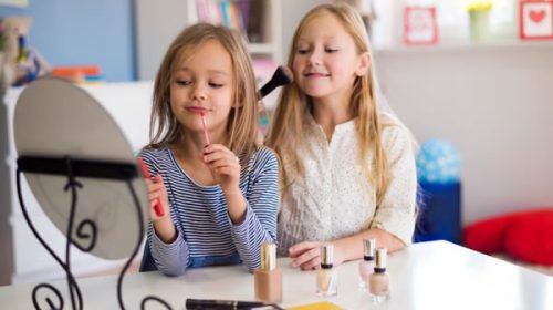 Anmat prohibió una serie de labiales, sombras y otros maquillajes para niños