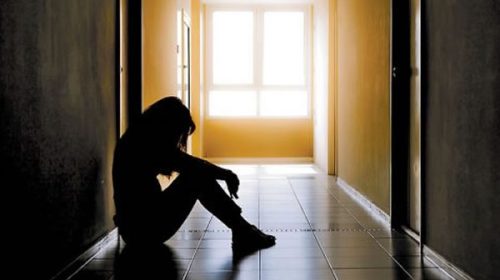 Proponen crear un programa educativo obligatorio en el CGE para prevenir el suicidio adolescente