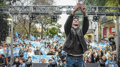 Marcos Senesi recibió un homenaje en Concordia