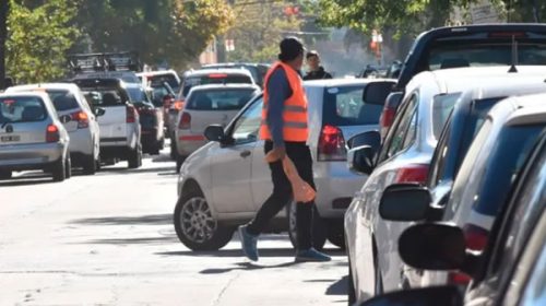 Es ley el régimen que sanciona la actividad de los cuidacoches en Santa Fe